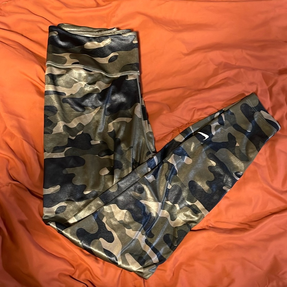 Women’s Large Camo Nike Dri-Fit Workout Leggings